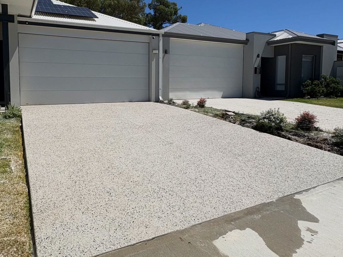 Exposed aggregate driveway and entry in Geostone Jacaranda White, Beeliar